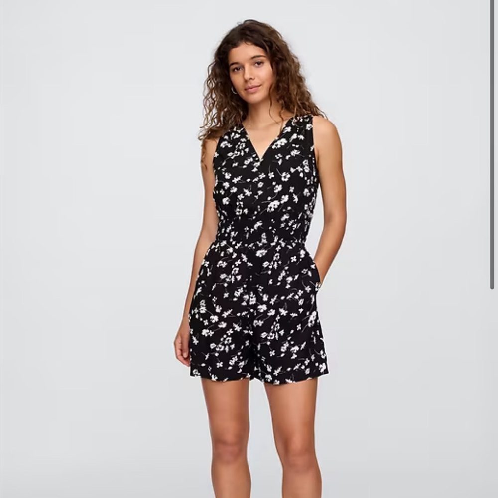 GAP Women’s Smocked V-Neck Romper B&W Floral Sz L NWT